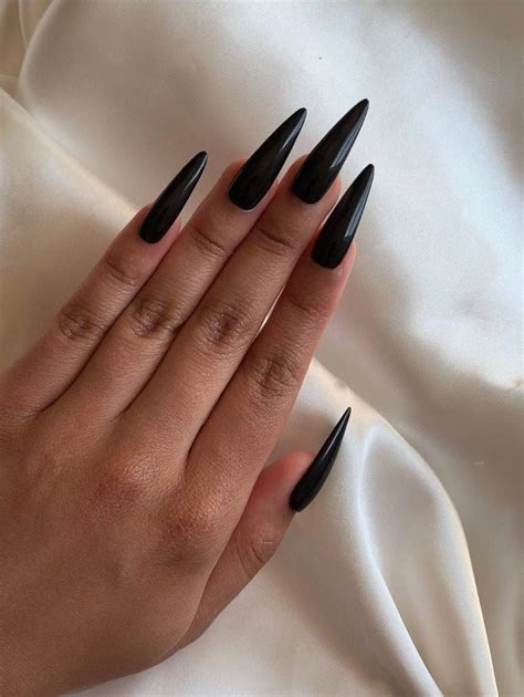 black stiletto press on nails.